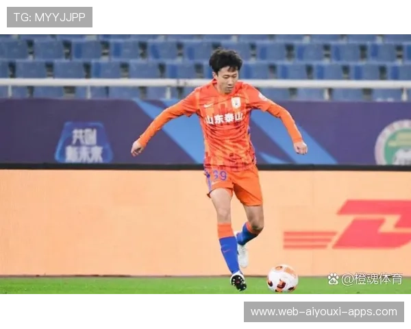 青岛海牛边后卫套上助攻，低平球横扫门前